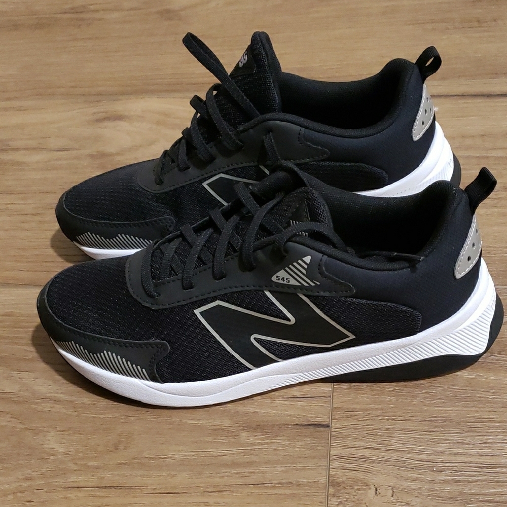 New Balance BOYS Black and White Athletic Shoes - Picture 2 of 10
